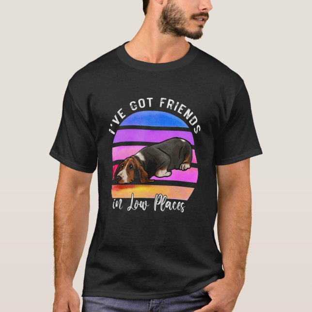 I've Got Friends In Low Places Basset Hound Dog T Shirt (Framsida)