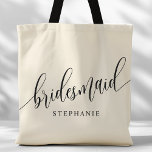 Ivory Cream Bridesmaid Modern Script Tygkasse<br><div class="desc">Visa din uppskattning för brudens sida med den här snyggt elfenbensgrädden i säcken. Den här väskan är både praktisk och elegant med dagens skript och anpassade med ditt brudgumms namn. Den mjuka utformningen av färg och chic gör det till en perfekt att bära med sig bröllopsdagar eller vardagsföremål. Den här...</div>