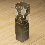 Ivory Lanterns Vinlåda<br><div class="desc">Rustik brun bakgrund med elfenbensvängning ljus och pappra lyktor. En del av ivoriansklandningarna Bröllop. Några digitala målningsborstar som används i det här arbetet tillhandahålls av Obsidian Dawn: www.obsidiandawn.com</div>