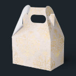 Ivory och Guld Grunge Distress Damask Presentaskar<br><div class="desc">Skuggning av elfenben och guld-härjade vintage-dammkorg.</div>