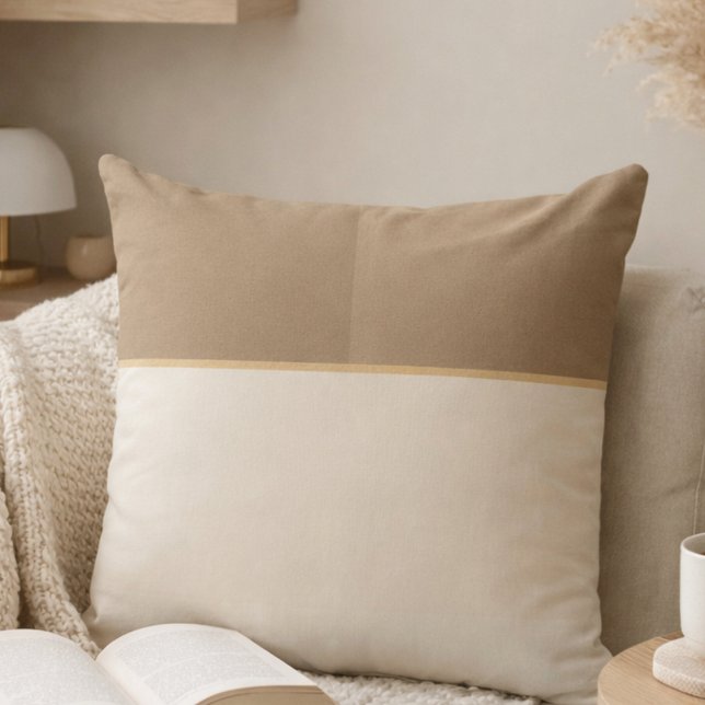Ivory Taupe Divide Throw Pillow Kudde (Ivory and taupe tones meet a quiet gold divide for balanced, elevated living.)