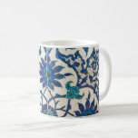 Iznik Tiles Blue Kaffemugg<br><div class="desc">Berömd blue Iznik-plattor fotograferade i Rustem Pasha-moskén i Istanbul,  Turkiet. Den här blommigten för vintage ger dig den fredliga lugnen och elegansen i heligorna.</div>