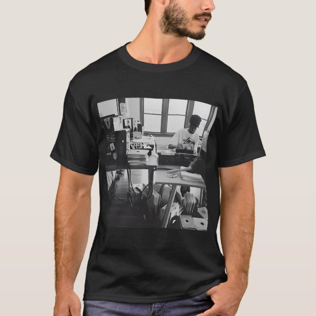 J Dilla Hem Studio T Shirt (Framsida)