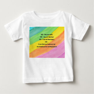 "Ja, de är tvillingar" Rainbow Baby T-shirt
