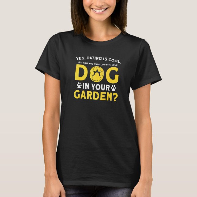 Ja-dejten är coolan har  trädgård i hund t shirt (Framsida)
