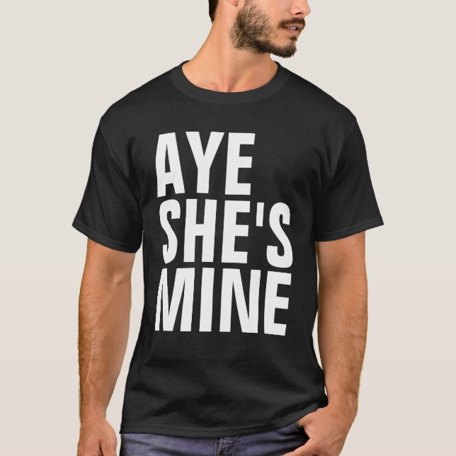 Ja, hon är mina T-Shirts (Mörk Färger) (Framsida)