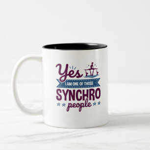 Ja, jag är en av de där Synchro People Swimming Två-Tonad Mugg