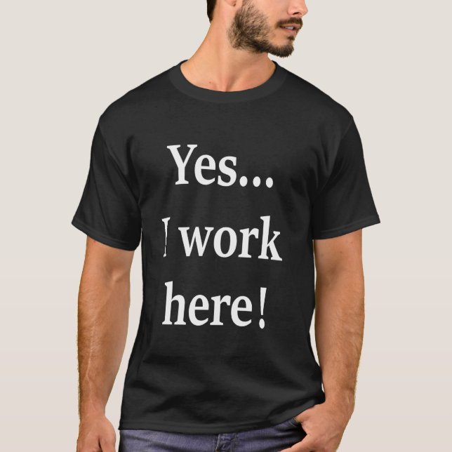 Ja, jag arbetar här JobbOffice-joke Funny T Shirt (Framsida)