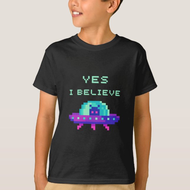 Ja, jag tror att Alien Flies UFO:s rymdskepp Pixel T Shirt (Framsida)