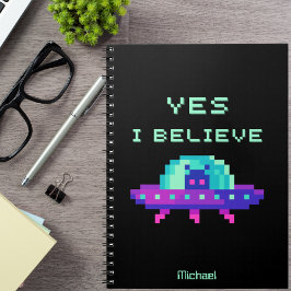 Ja jag tror på Alien Flying UFO Spaceship Pixel Ar Anteckningsbok