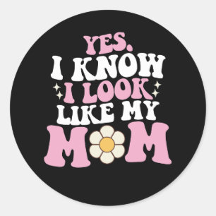 Ja, jag vet att jag ser ut som min Mamma Groovy Mo Runt Klistermärke