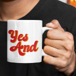 Ja och Improv Comedy Kaffemugg<br><div class="desc">Ja,  och Mugg. En regel om coola av improvisationsteater som används av komiker i en komedi. När användan agerar förbättrar den regler när den utför roliga skisser.</div>
