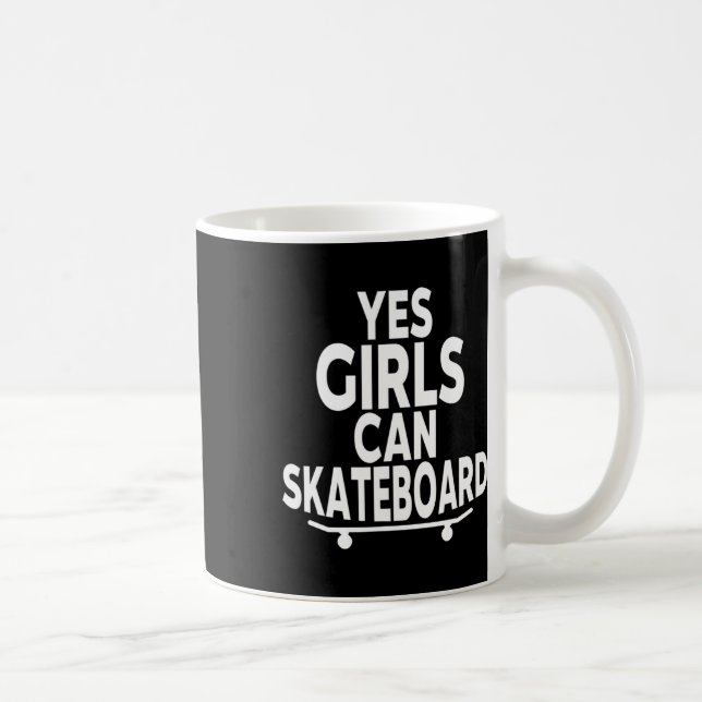 Ja, tjejer kan skateboard - Roligt skateboardåknin Kaffemugg (Höger)