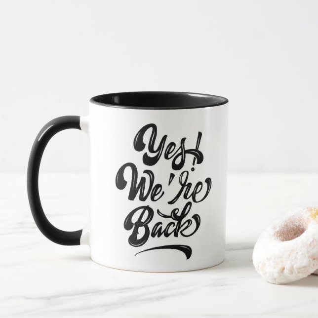 Ja! Vi är tillbaka - fet kalligrafi Mugg (Med munk)