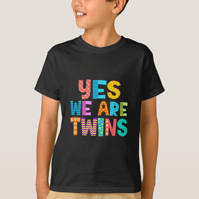 Ja, vi är Twillingar, Cute Twin Brother Sister Kid T Shirt (Framsida)