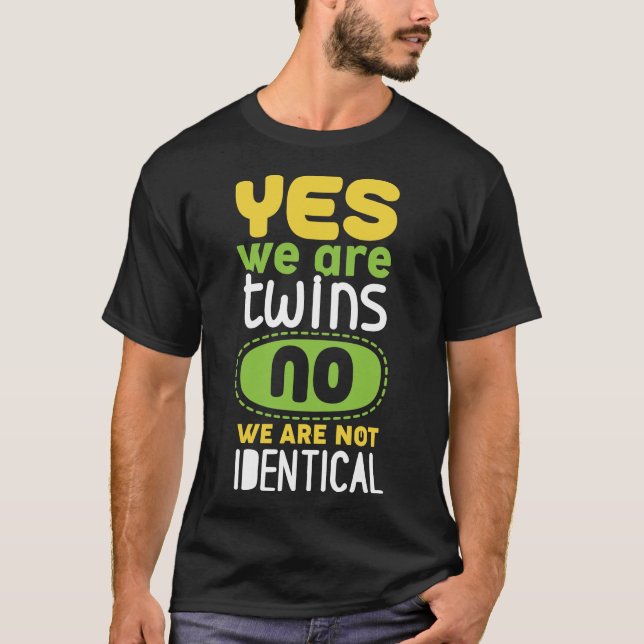 Ja, vi är Twillingar, men vi är inte identiska T Shirt (Framsida)