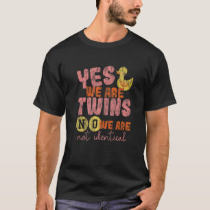Ja, vi är Twillingar, men vi är inte identiska T Shirt