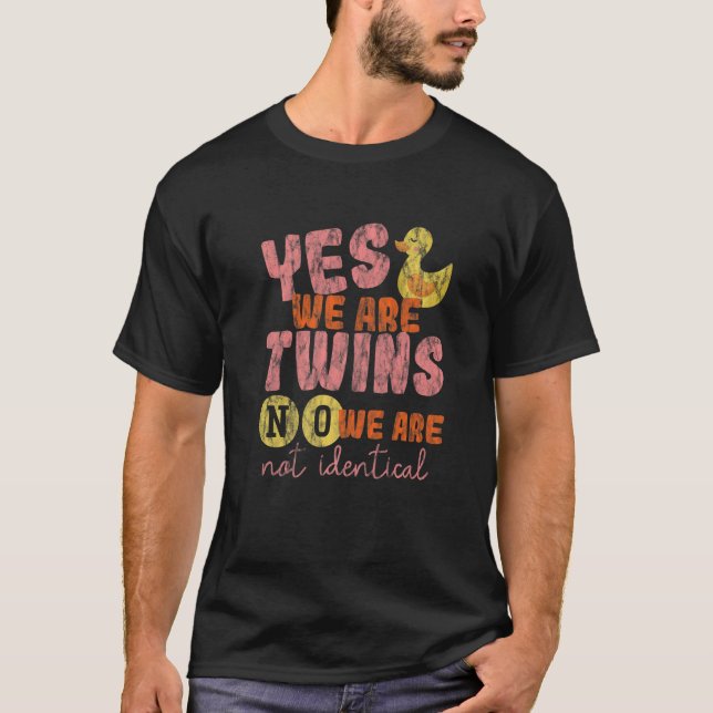 Ja, vi är Twillingar, men vi är inte identiska T Shirt (Framsida)