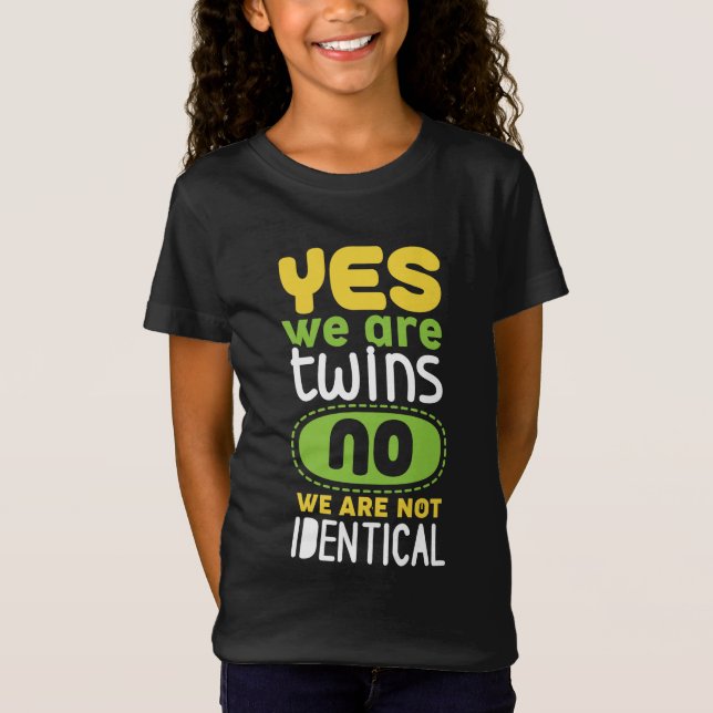 Ja, vi är Twillingar, men vi är inte identiska T Shirt (Framsida)