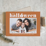 Jack-o'-lantern Orange Photo Happy halloween Kort<br><div class="desc">Happy halloween! Skicka Halloween hälsning till familj och vänner med det här anpassadet Halloween-kortet. Den har återformig typografi och en pumpöppning med orangens bakgrund. Anpassa genom att lägga till information. Det här anpassningsbarna-fotohalloween-kortet finns i andra färg. Matchande objekt är tillgängliga.</div>