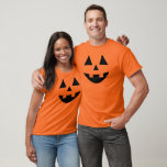Jack o lantern Pumpkin Ansikte Orange Halloween T Shirt<br><div class="desc">Fira Halloween i stil med den söta pumpen ansikte orange t-shirt. Jack o lantern-designen i roligt har en lycklig-toothy flin!</div>