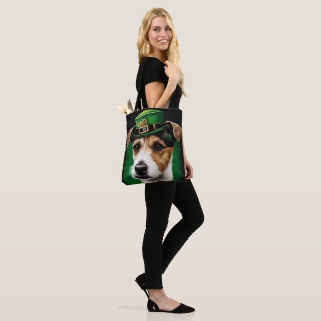 Jack Russell Hund i St. Patrick Dress Tygkasse (På modell)