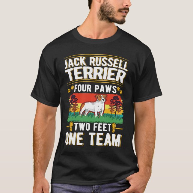 Jack Russell Terrier four paws two feet one team T Shirt (Framsida)