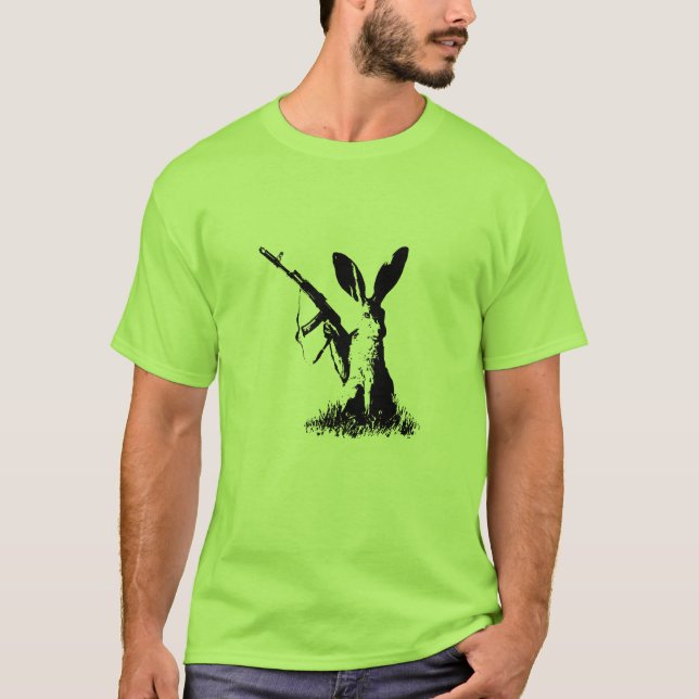 Jackrabbit med kalashnikoven AK-74 Tee (Framsida)
