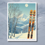 Jackson Hål Wyoming ski semester Postcard Vykort<br><div class="desc">Hej från Jackson Hål,  Wyoming,  snöberg! Vi hoppas att du har en underbar skidsemester. Detta vykort har ett fantastiskt blått grått-bergslandskap med retro-skidbrädor i ett orange-stam mönster. Alla textfraser kan anpassas till kostym!</div>