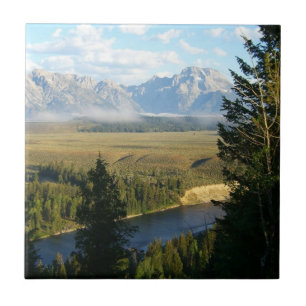 Jackson Hole-bergen och floden Kakelplatta