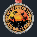 Jacksonville Beach Florida tropical Retro Sunset Julgransprydnad Metall<br><div class="desc">Jacksonville Beach Florida Vintage 60-tal Souvenirs. Jacksonville Beach Florida - Retro Tropical Handflatan Träd under 60-årsjubileet i Souvenirs-Vintagen ger en underbar jul- eller födelsedagspresent till fläkt på Jacksonville Beach-stranden. Rundsommarvisningens utformning är en gåva till perfekten älskare och tropiska Florida Beacher fläkt. - Du kan anpassa mallen till kostym. Ändra texterna...</div>