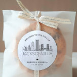 Jacksonville Skyline | Välkomstmeddelande för Bröl Runt Klistermärke<br><div class="desc">Förbättra ditt bröllop välkomna paket eller evenemangets party favors med en anpassningsbar av välkomstklistermärken! Dessa eleganter, men små stil-klistermärken, är skräddarsydda för ett bröllop som tar ställe i den vackra staden Jacksonville. De har en modern dekoskylin där namn i staden är inbyggt under. All inslag i designen, inklusive inslag, är...</div>