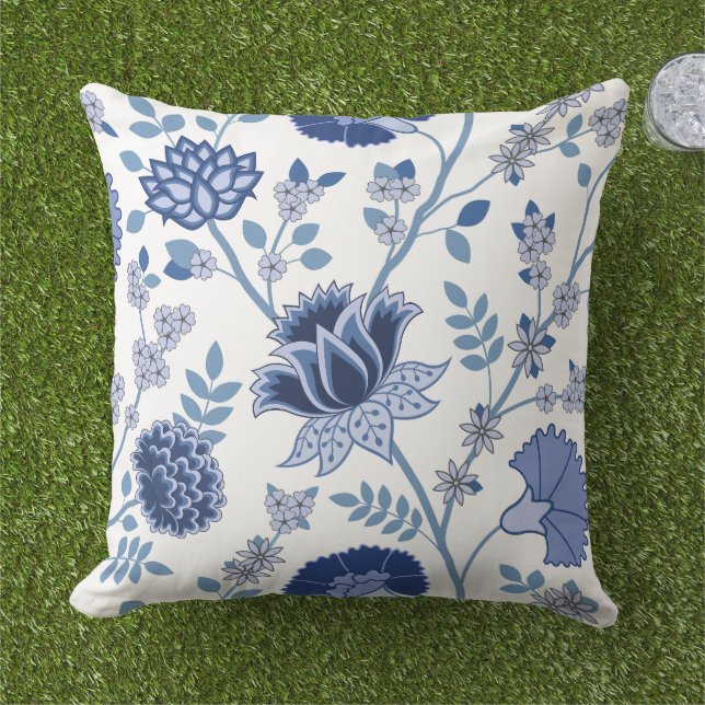 Jacobean Blommigt Lg Mönster Blue on White Kudde (Gräs)