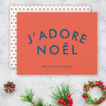 J'adore Noel | Modern Kärlek Jul Red och marinen Julkort<br><div class="desc">Enkelt, snyggt J'adore Noel" citerar ett platta konstkort med modern, minimalistisk typografi i marinblått på korallröd bakgrund i ett trendig festive stil. Den omvända har en röd roligt-punkt mönster. Citatet översätts till "I kärlek christmas" i Fransk. Hälsning, namn och år kan lätt vara personlig för att perfekten för säsongen i...</div>