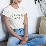 J'adore Noel | Vit minsta möjliga Grönt under jul T Shirt<br><div class="desc">Enkelt,  snyggt J'adore Noel" citerar konsthönor t-shirt med modernt,  minimalistiskt typografi i grönten av skogar i ett trendig,  Festive stil. Citatet översätts till "I kärlek christmas" i Fransk. Perfektens gåva eller tillbehör för julafton-säsongen!</div>