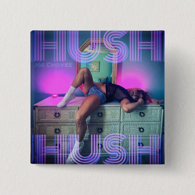 Jae Chavez- HUSH HUSH COVER PIN Knapp (Framsida)