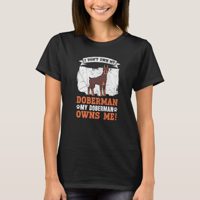 Jag äger inte min dobermann min dobermann äger mig t shirt (Framsida)