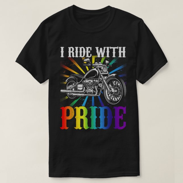 Jag åker med pride, gay biker, regnbåge motorcykel t shirt (Design framsida)