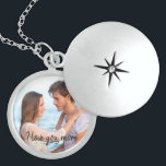 Jag älskar dig mer - den romantiska berlockhalsband<br><div class="desc">Härlig sterling silverlocket för din älskade,  som du kan personifiera med ditt favorit- foto. Uttrycka för romantiker läser "mig älskar dig mer" och syns över ditt foto,  som en svart text överdrar i modernt skrivar typografi. Behaga bläddrandet vårt lager för liknande produkter och alternativdesigner.</div>