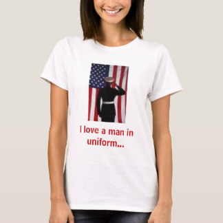 Jag älskar en man i enhetligt… tee shirt