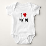 Jag älskar M O M  | Hjärtan anpassad text MOM Baby T Shirt<br><div class="desc">Denna skjorta kan anpassas till valfri plats eller föremål,  t.ex. K O P P  eller Person t.ex. M O M eller i princip vad du vill och det ser coolt ut.</div>