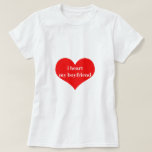 Jag älskar min Boyvän Kärlek Romantic Red Heart Cu T Shirt<br><div class="desc">Designad med sött rött hjärta mönster och anpassningsbar text "i hjärtat min pojkvän" som du kan anpassa som du vill! Enkel och söt perfekt för dem som kärlekar sin pojkvän!</div>