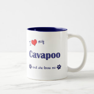 Jag älskar min Cavapoo (den kvinnliga hunden) Två-Tonad Mugg