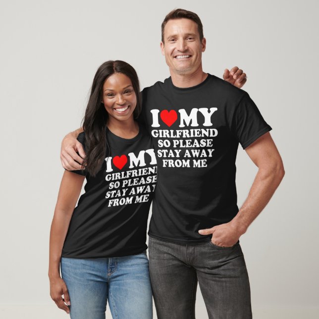 Jag älskar min flickvän så håll er borta från mig t shirt (Unisex)