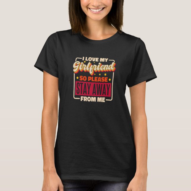 Jag älskar min flickvän så håll er väck från mig   t shirt (Framsida)