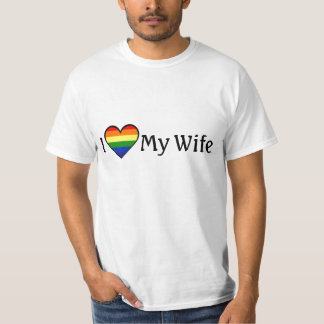 Jag älskar min för regnbågehjärta för frun tee shirt