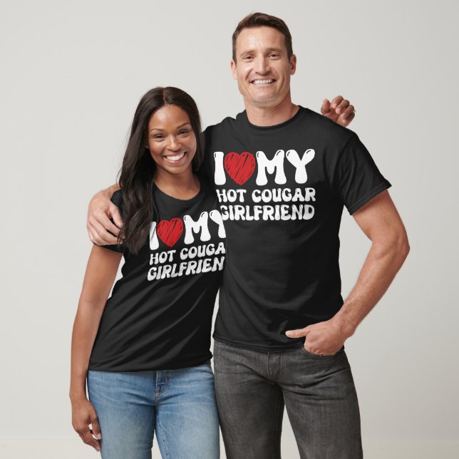 Jag älskar min heta cougar-flickvän t shirt (Unisex)