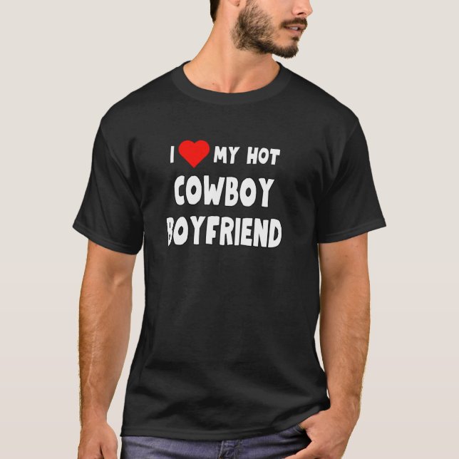 Jag älskar min heta cowboy-pojkvän - rolig present t shirt (Framsida)