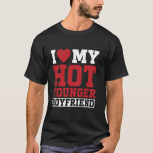 Jag älskar min hette yngre pojkvän-kompis flickvän t shirt
