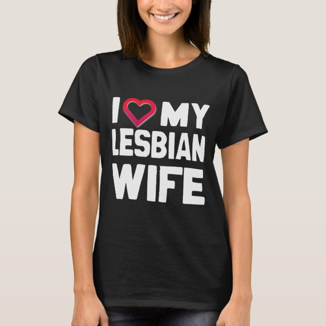 JAG ÄLSKAR MIN LESBISKA FRU - VIT -.png T Shirt (Framsida)